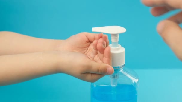 Hand saneringsmedel alkohol gel gnugga rena händer hygien förebyggande av coronavirus virus utbrott. — Stockvideo