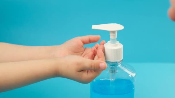 Desinfectante de manos gel de alcohol frotar las manos limpias prevención de la higiene del brote de virus coronavirus . — Vídeo de stock