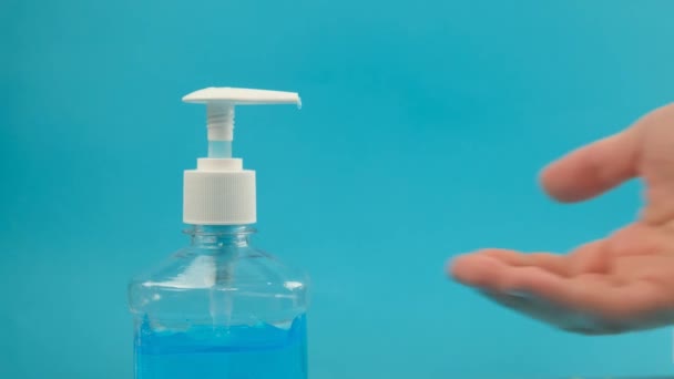 Desinfectante de manos gel de alcohol frotar las manos limpias prevención de la higiene del brote de virus coronavirus . — Vídeos de Stock