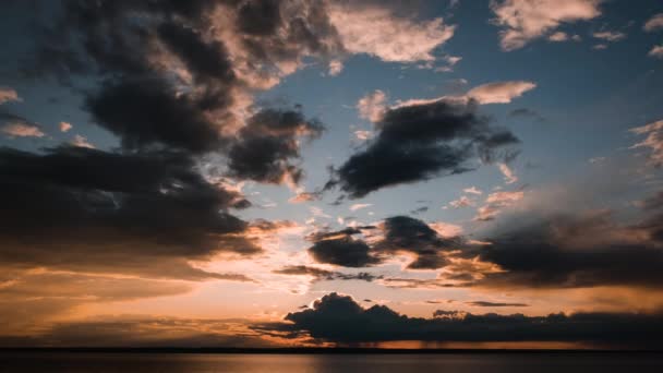 Sonnenuntergang über dem nebelverhangenen Tal, das zum Meer führt, wunderschönes Himmelslicht — Stockvideo