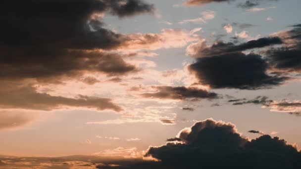 Slunce zapadá nad mlhou pokrývající údolí vedoucí k oceánu, nádherné nebe — Stock video