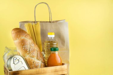 Bağış kampanyası için bir kutu konserve ve paketlenmiş yiyecek. Yansıma ile beyaza izole edilmiş. Kutuların etiketi yoktur..