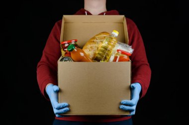 Bağış kampanyası için bir kutu konserve ve paketlenmiş yiyecek. Yansıma ile beyaza izole edilmiş. Kutuların etiketi yoktur..