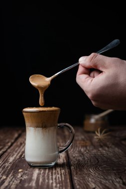 Buzlu Dalgona Kahve, modaya uygun kremalı kremalı kahve.
