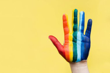 El, gökkuşağı bayrağı gibi boyanmış. LGBTQ konsepti. LGBT 'yi kapat.