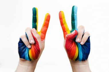 El, gökkuşağı bayrağı gibi boyanmış. LGBTQ konsepti. LGBT 'yi kapat.