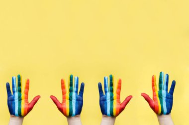 El, gökkuşağı bayrağı gibi boyanmış. LGBTQ konsepti. LGBT 'yi kapat.