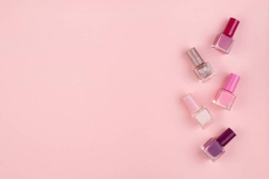 Beyaz arkaplanda tırnak cilası akışını kırpma yolu ile kapat