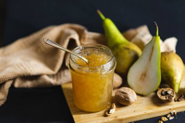 Arka plan taze olgun armut ahşap tahta üzerinde ev yapımı armut reçeli.