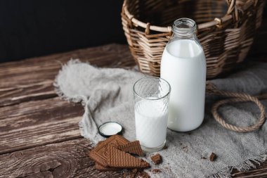 Kırsal ahşap arka planda yulaf sütü alternatifi, kopyalama alanı.