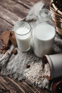 Kırsal ahşap arka planda yulaf sütü alternatifi, kopyalama alanı.