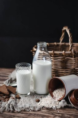 Kırsal ahşap arka planda yulaf sütü alternatifi, kopyalama alanı.