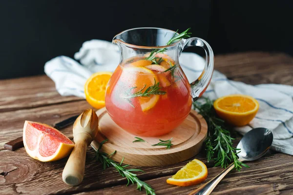 Greyfurt ve biberiyeli limonata.