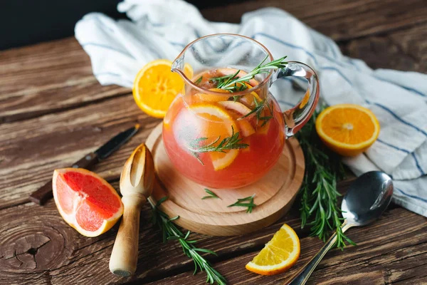 柠檬水与柚子和迷迭香 — 图库照片