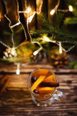 Ahşap zemin üzerinde zencefilli ve tarçınlı çay..