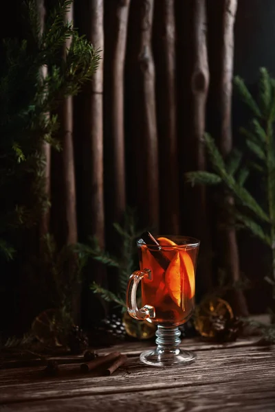 Чашка Чаю Імбиром Корицею Дерев Яному Фоні — стокове фото