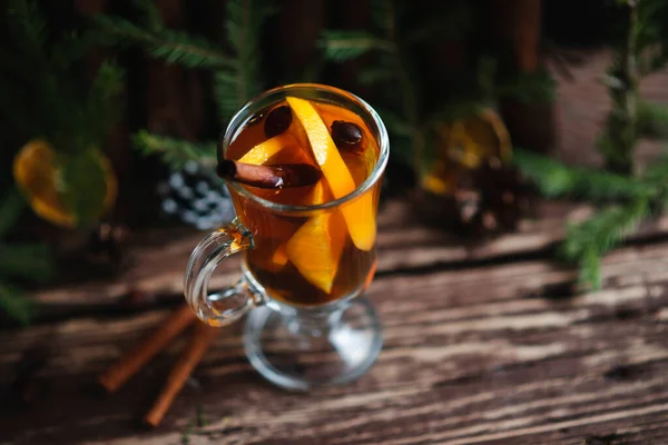 Kopp Med Ingefära Och Kanel Trä Bakgrund — Stockfoto