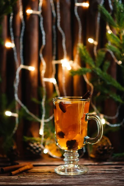 Tasse Tee Mit Ingwer Und Zimt Auf Holzgrund — Stockfoto