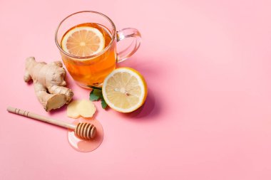 Beyaz arka planda soğuğa karşı çeşitli ilaçlar