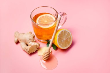 Beyaz arka planda soğuğa karşı çeşitli ilaçlar