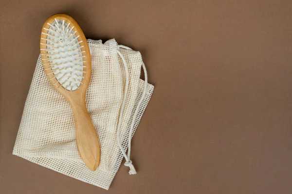 Peine de masaje con mango de madera en la mesa. Dispositivo para peinar el cabello. Concepto de belleza ecológica. — Foto de Stock