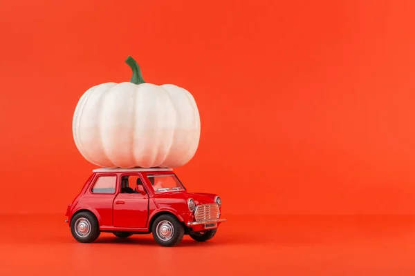 Coche Juguete Rojo Retro Con Una Calabaza Techo Sobre Fondo —  Fotos de Stock