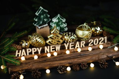 Mutlu yıllar 2021. Ahşap arka planda 2021 numaralı sembol