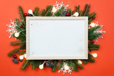 Noel ağacı ve Noel süslemeleri olan bir Noel arkaplanı. Noel tebrik kartı, afiş. Kış tatili teması. - Mutlu yıllar. Metin için boşluk