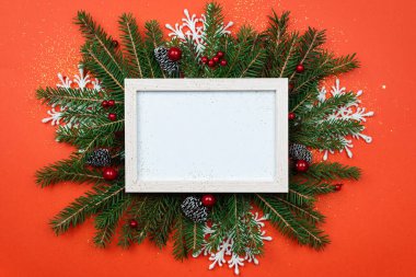 Noel ağacı ve Noel süslemeleri olan bir Noel arkaplanı. Noel tebrik kartı, afiş. Kış tatili teması. - Mutlu yıllar. Metin için boşluk