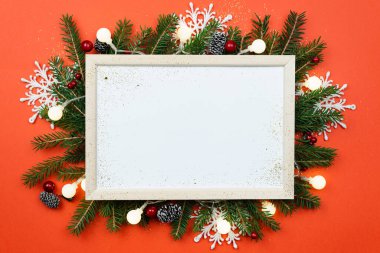 Noel ağacı ve Noel süslemeleri olan bir Noel arkaplanı. Noel tebrik kartı, afiş. Kış tatili teması. - Mutlu yıllar. Metin için boşluk