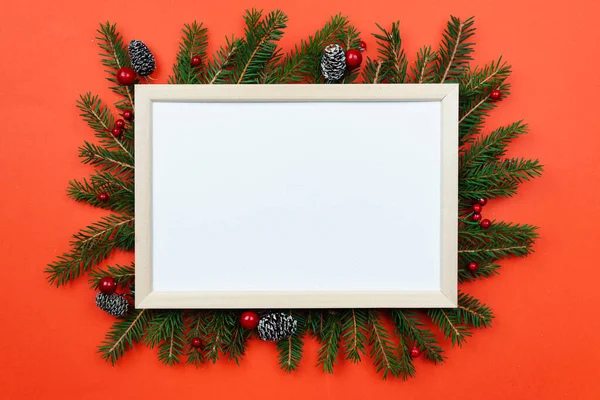 Noel ağacı ve Noel süslemeleri olan bir Noel arkaplanı. Noel tebrik kartı, afiş. Kış tatili teması. - Mutlu yıllar. Metin için boşluk
