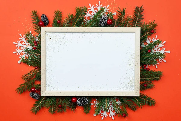 Noel ağacı ve Noel süslemeleri olan bir Noel arkaplanı. Noel tebrik kartı, afiş. Kış tatili teması. - Mutlu yıllar. Metin için boşluk
