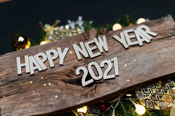 Mutlu yıllar 2021. Ahşap arka planda 2021 numaralı sembol