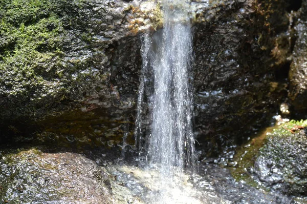 Маленький Водоспад Тече Над Скелями — стокове фото