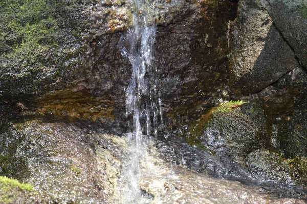 小瀑布流过岩石 — 图库照片