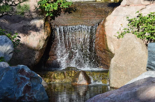 Cascata Nel Giardino Giapponese — Foto Stock