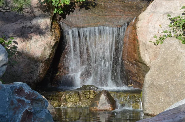 Cascata Nel Giardino Giapponese — Foto Stock