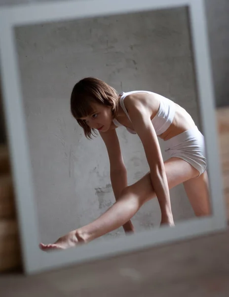 Kız aynanın önünde geriniyor.