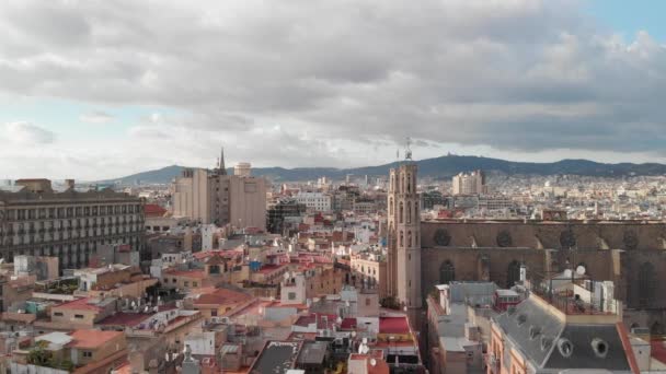 SPAIN, BARCELONA - NOVEMBER 18, 2019: View on Basilica de Santa Maria del Mar Стокове Відео 