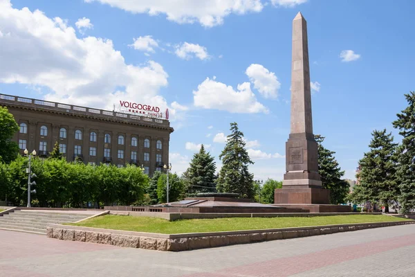 Volgograd. Rusya - 20 Mayıs 2018. Dikilitaş düşmüş savaşçıların, Volgograd alanında toplu mezar üzerinde