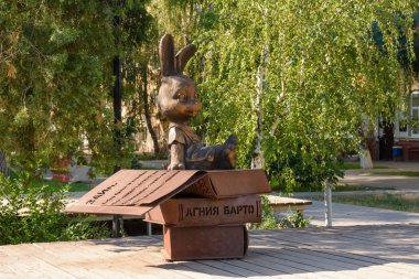 Volgograd. Rusya - 30 Haziran. Zaika anıt Agnia Barto Komsomol bahçedeki şiir