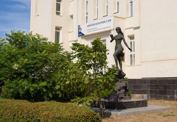 Volgograd Rússia Setembro 2018 Monumento Uma Menina Estudante Perto Edifício — Fotografia de Stock