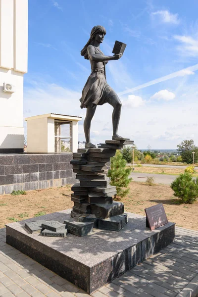 Volgograd Rússia Setembro 2018 Monumento Uma Menina Estudante Perto Edifício — Fotografia de Stock