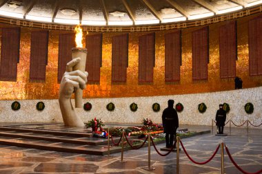Volgograd. Rusya - 3 Şubat 2019. Volgograd Mamayev Kurgan Stalingrad Muharebesi kahramanları için zafer Pantheon Eternal Flame, şeref kıtası