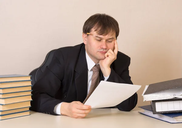 The employee thought about the document at the table in the office — Stock Photo, Image