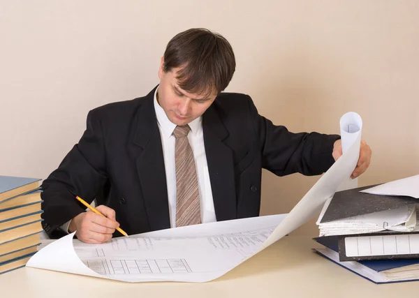 Ingénieur travaillant avec dessin à la table dans le bureau — Photo