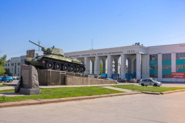 Volgograd. Rusya - 7 Mayıs 2019. F.E. Dzerzhinsky adını taşıyan Volgograd Traktör Fabrikası, merkezi geçit.
