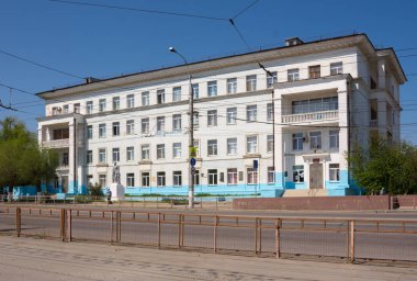 Volgograd. Rusya - 7 Mayıs 2019. Sovyet devleti ve parti lideri Mikhail Kalinin'in anıtı 3 numaralı okula yakın. Volgograd şehrinin Traktorozavodsky ilçesinde