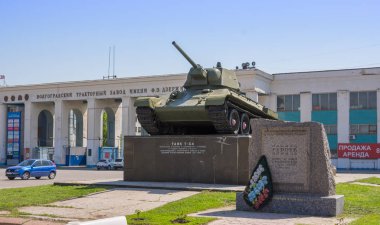 Volgograd. Rusya - 7 Mayıs 2019. F.E. Dzerzhinsky, merkezi geçit adını Volgograd Traktör Fabrikası yakınlarındaki T-34 tankı anıtı.