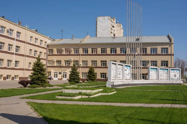 Volgograd. Rusya - 7 Mayıs 2019. Sokak Degtyarev Volgograd şehir Volgograd Devlet Teknik Üniversitesi Traktorozavodsky binasının binası